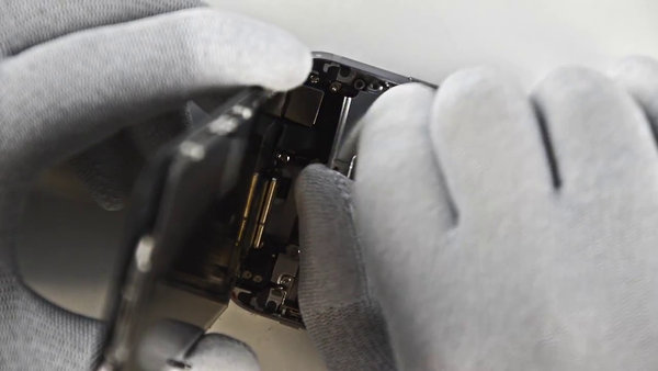 Abnehmen der Kabelhalterung des LCD-Sets