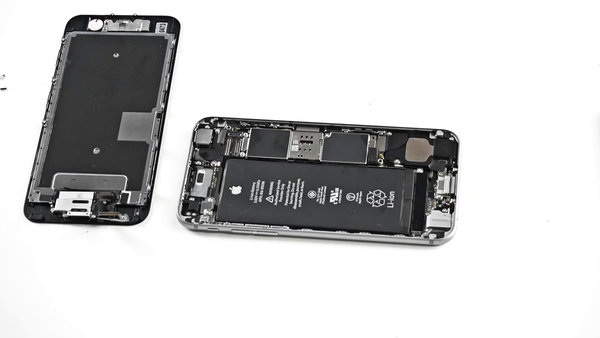 Die LCD-Baugruppe und das hintere Gehäuse abnehmen