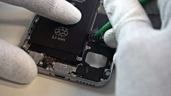 Trennen Sie den Ladestecker