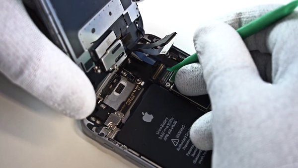 Trennen Sie das LCD-Kabel