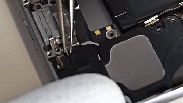 Entfernen des Klebebands an der WiFi-Antennenabdeckung