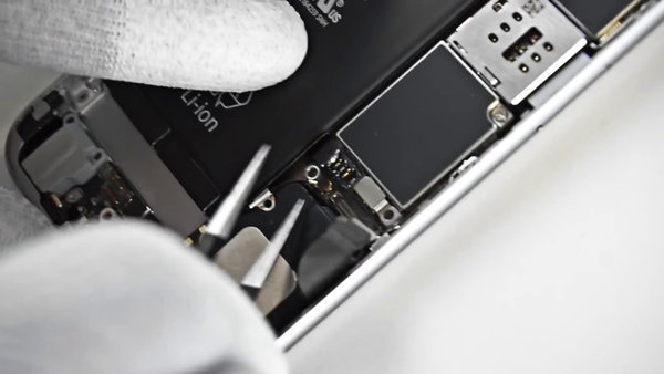 Trennen Sie das Antennenkabel ab