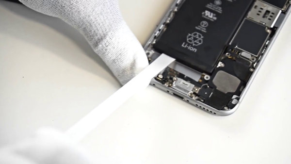 Entfernen der Klebestreifen und der Batterie