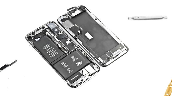 Trennen Sie den Display-Teil von der hinteren Abdeckung