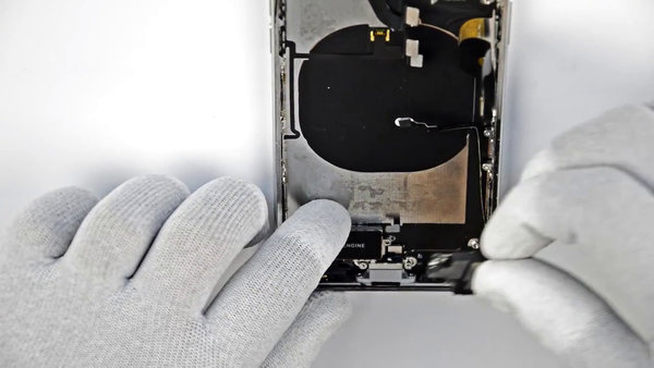 Trennen Sie die Taptic Engine und den Lautsprecher